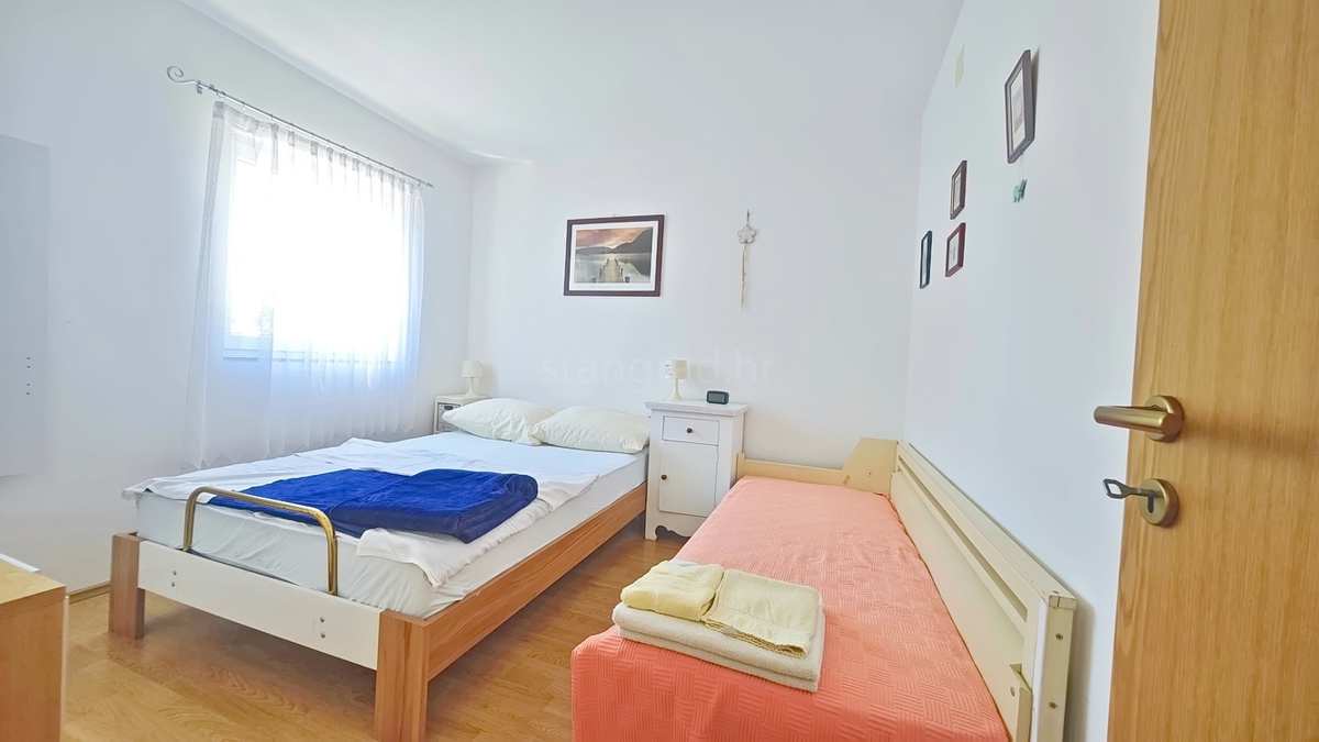 Krk, pritlični apartma z vrtom na odlični lokaciji!