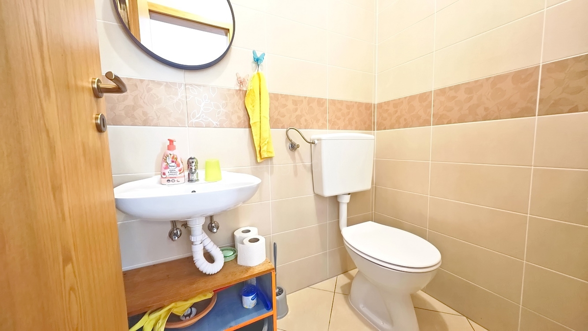 Krk, pritlični apartma z vrtom na odlični lokaciji!
