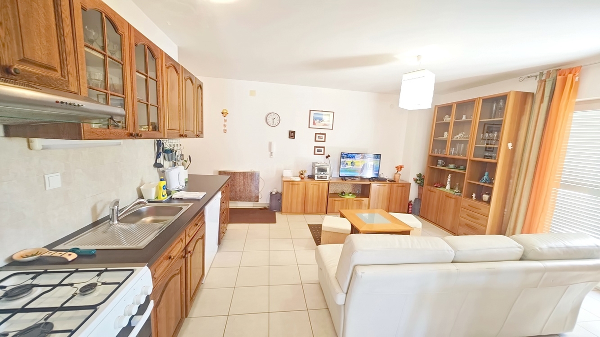 Krk, pritlični apartma z vrtom na odlični lokaciji!