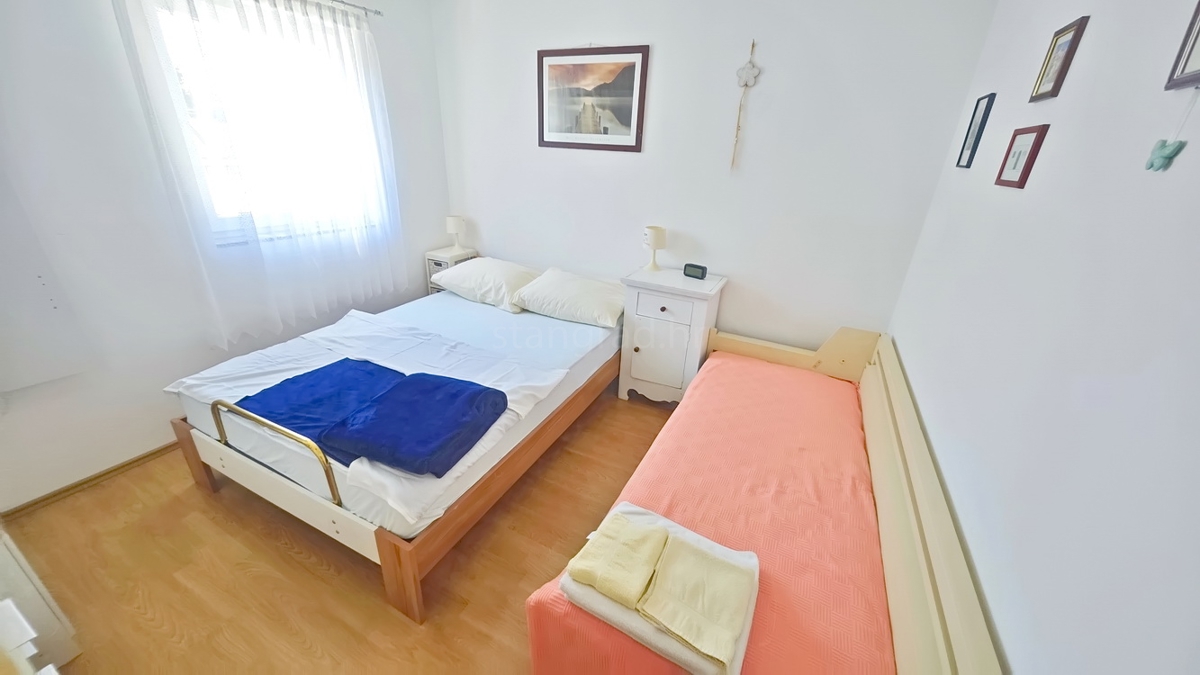 Krk, pritlični apartma z vrtom na odlični lokaciji!
