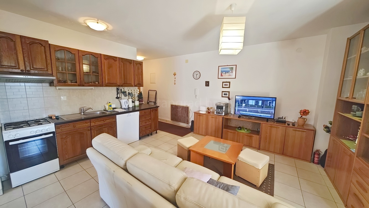 Krk, pritlični apartma z vrtom na odlični lokaciji!