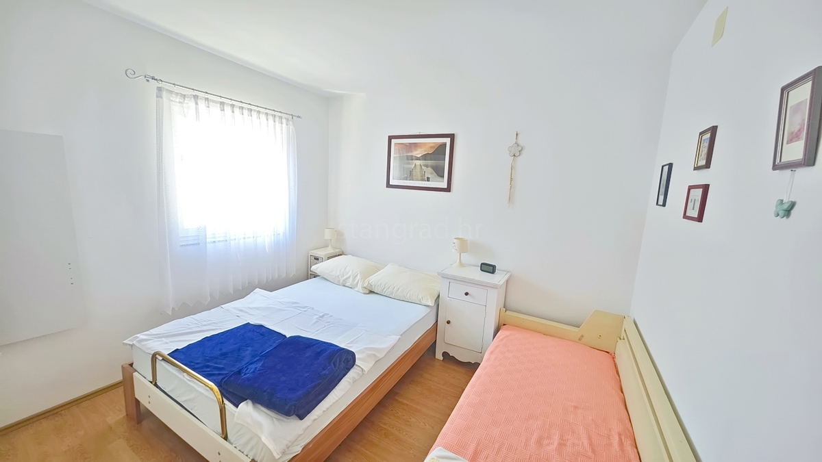 Krk, pritlični apartma z vrtom na odlični lokaciji!