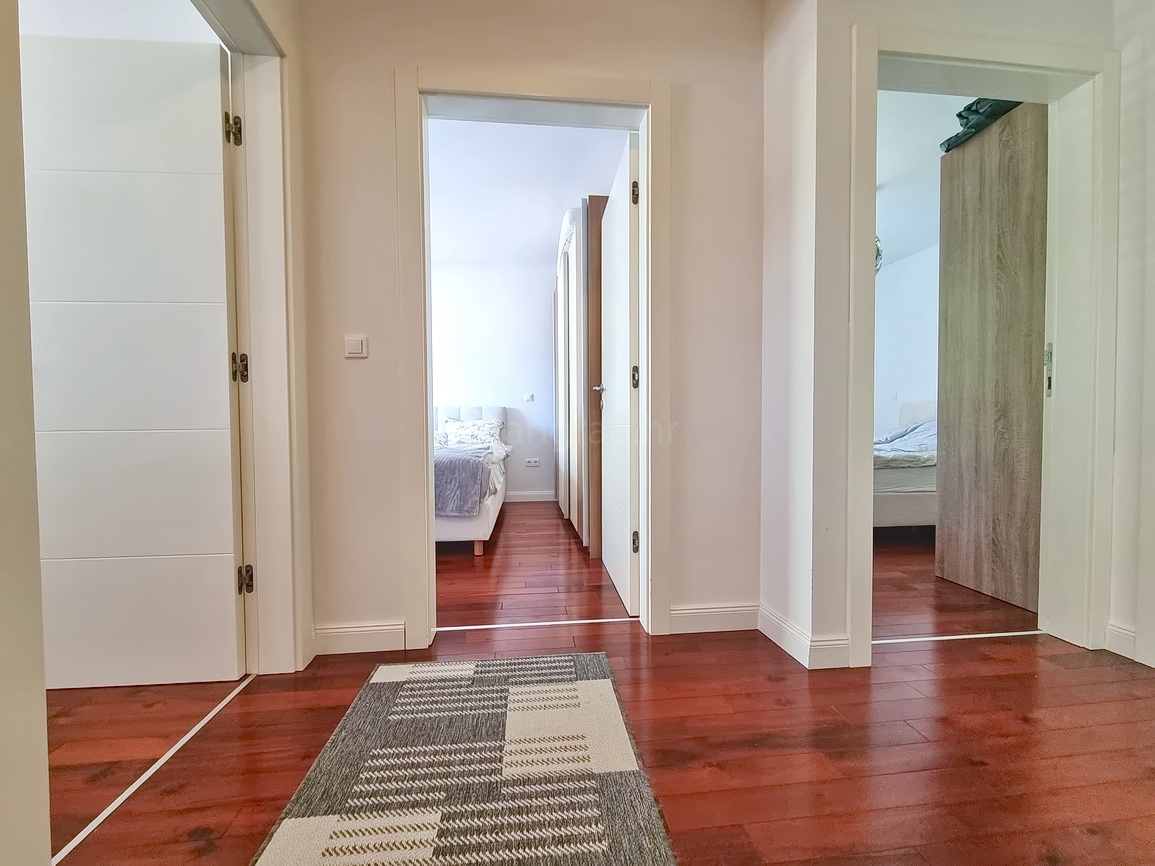 Malinska, prostoren apartma v 1. nadstropju blizu morja!