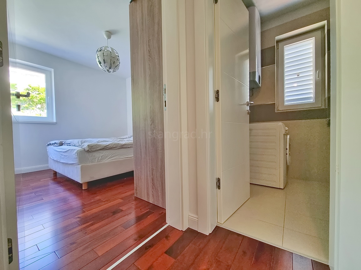 Malinska, prostoren apartma v 1. nadstropju blizu morja!