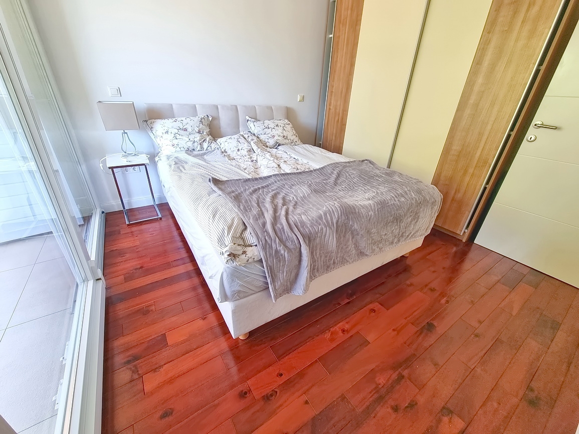Malinska, prostoren apartma v 1. nadstropju blizu morja!
