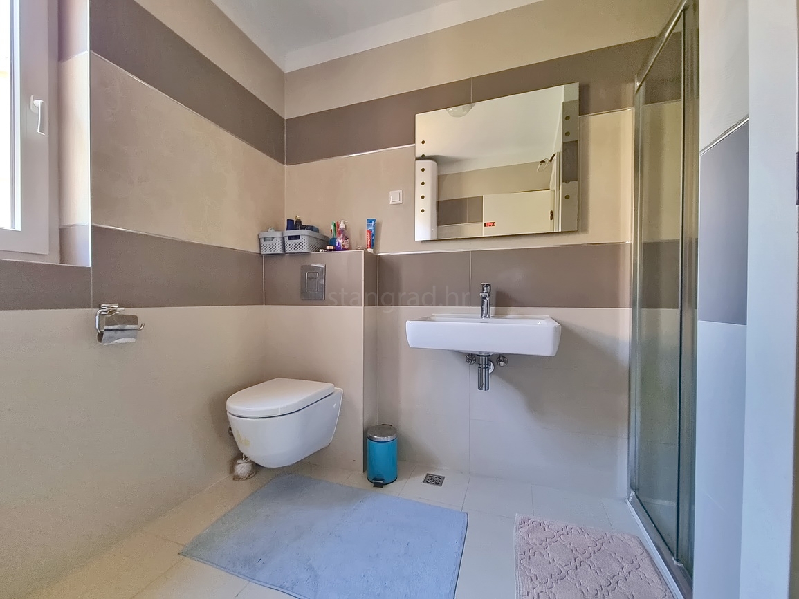 Malinska, prostoren apartma v 1. nadstropju blizu morja!