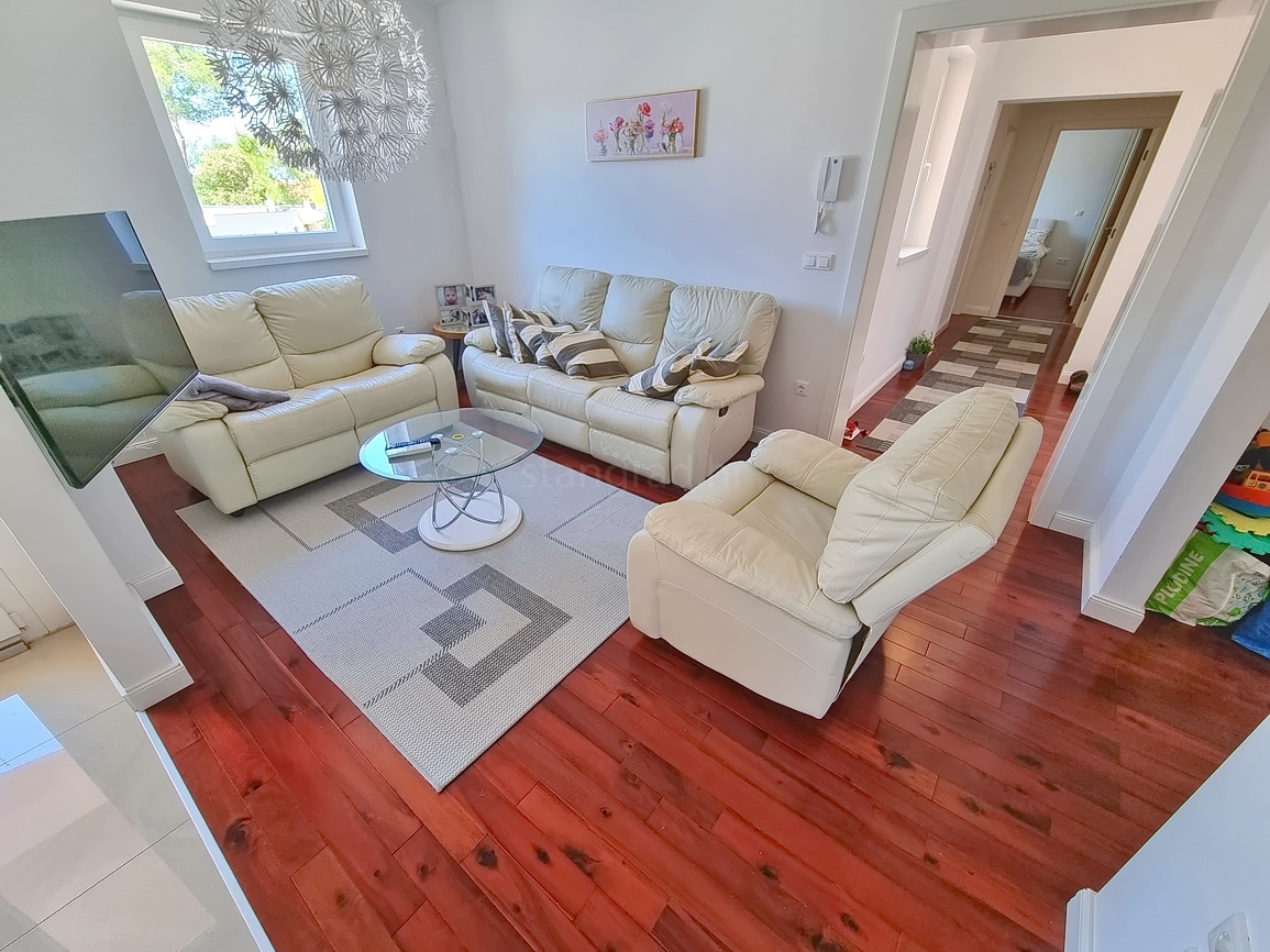 Malinska, prostoren apartma v 1. nadstropju blizu morja!