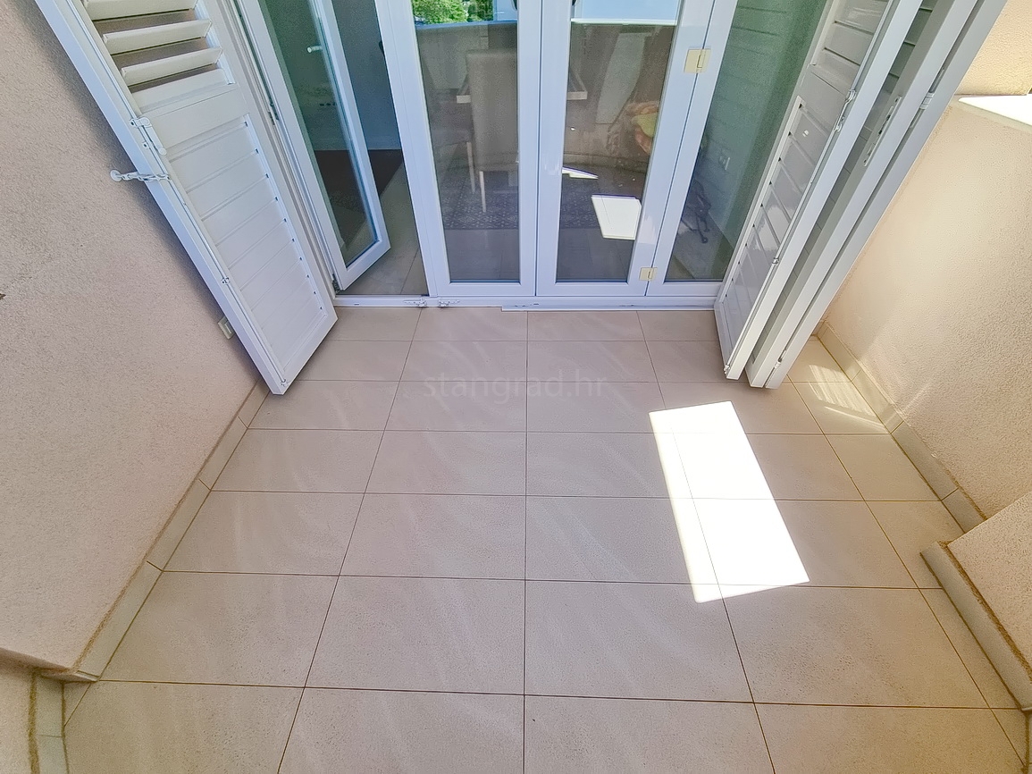 Malinska, prostoren apartma v 1. nadstropju blizu morja!