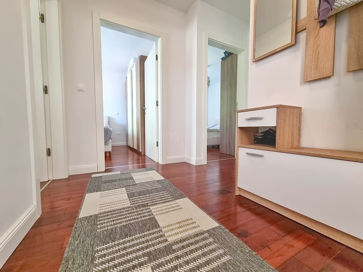 Malinska, prostoren apartma v 1. nadstropju blizu morja!