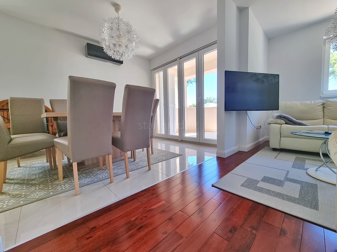 Malinska, prostoren apartma v 1. nadstropju blizu morja!