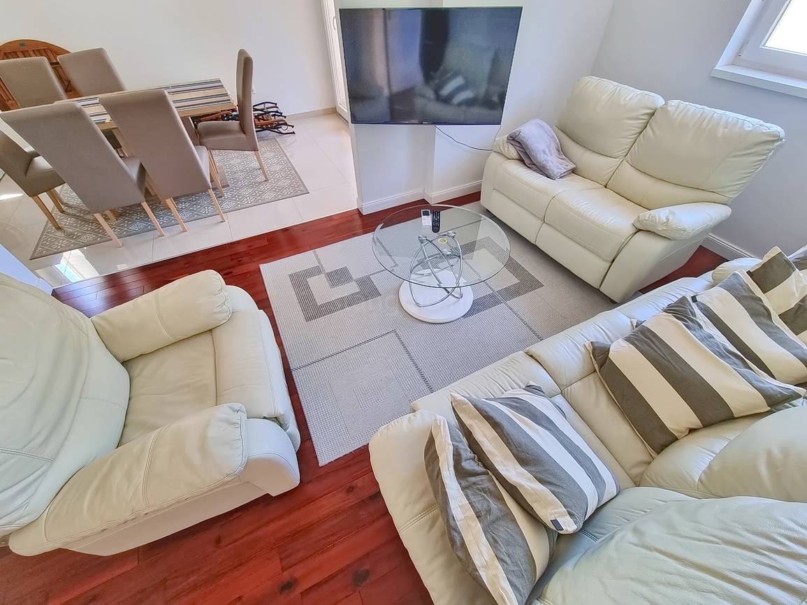 Malinska, prostoren apartma v 1. nadstropju blizu morja!