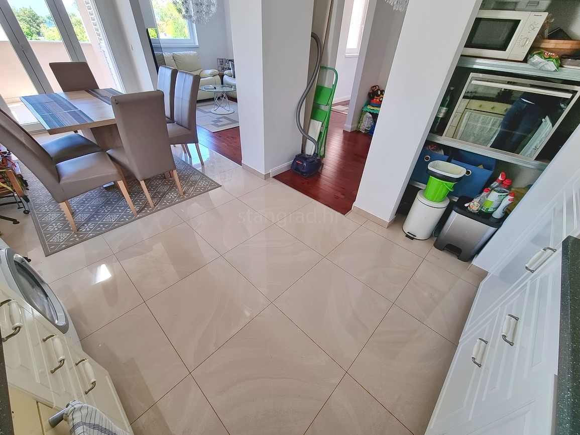 Malinska, prostoren apartma v 1. nadstropju blizu morja!
