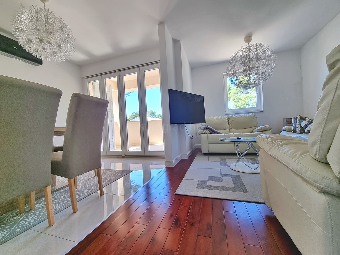 Malinska, prostoren apartma v 1. nadstropju blizu morja!