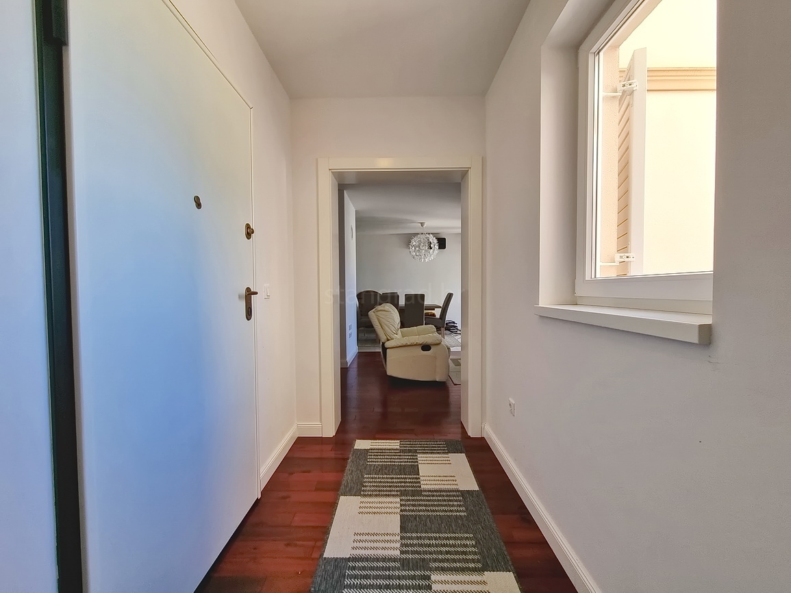 Malinska, prostoren apartma v 1. nadstropju blizu morja!