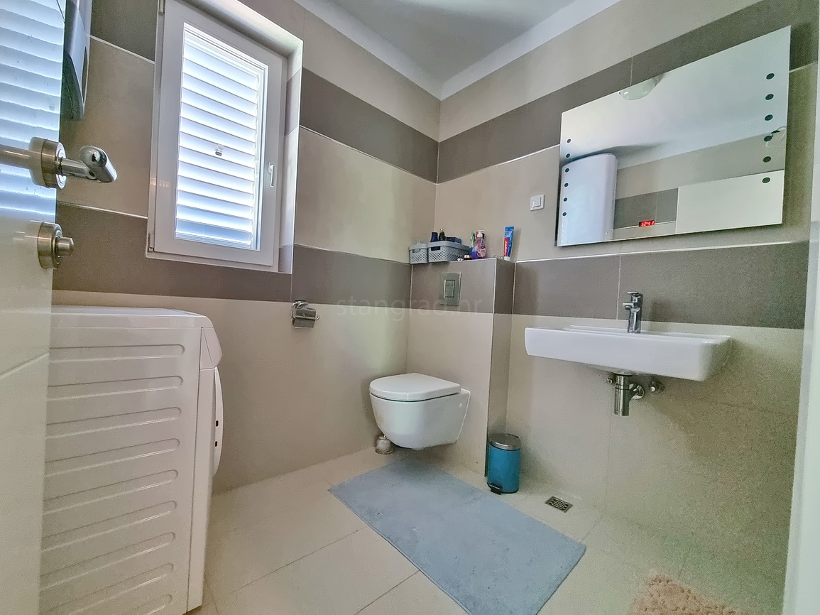 Malinska, prostoren apartma v 1. nadstropju blizu morja!