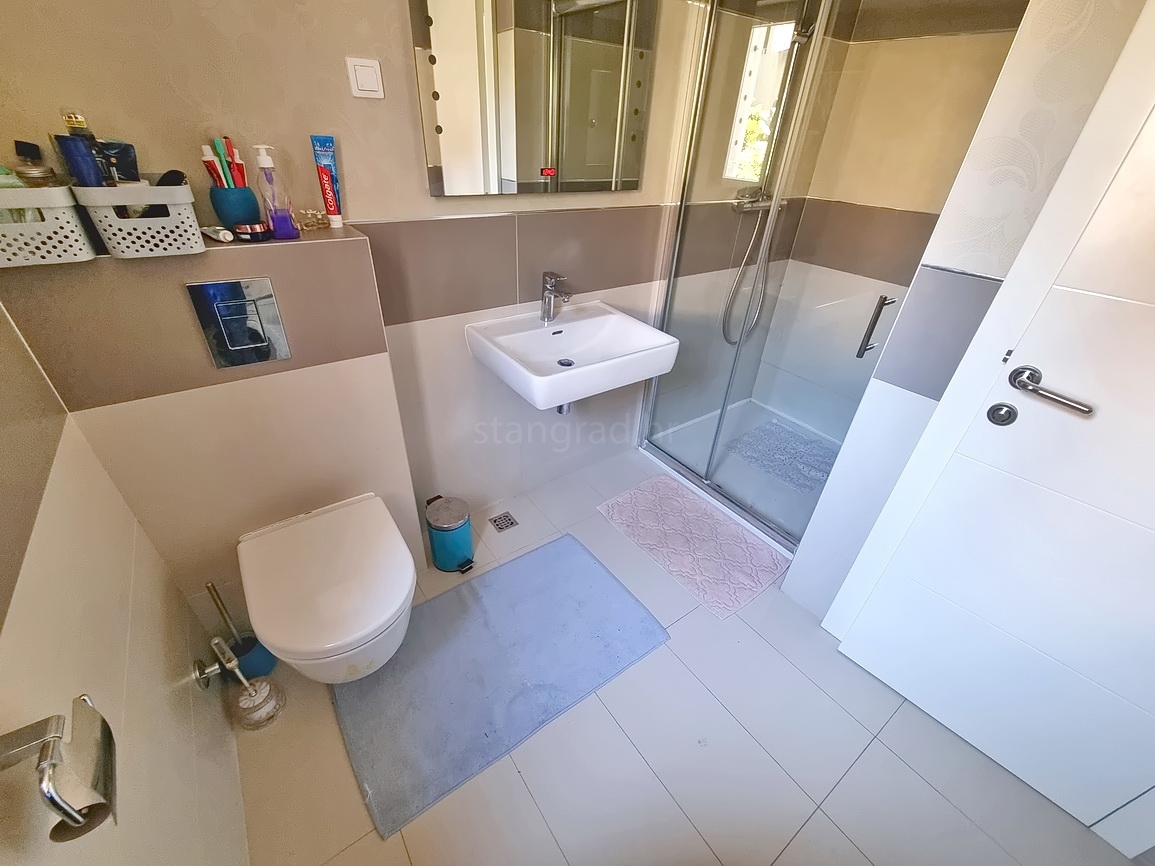 Malinska, prostoren apartma v 1. nadstropju blizu morja!
