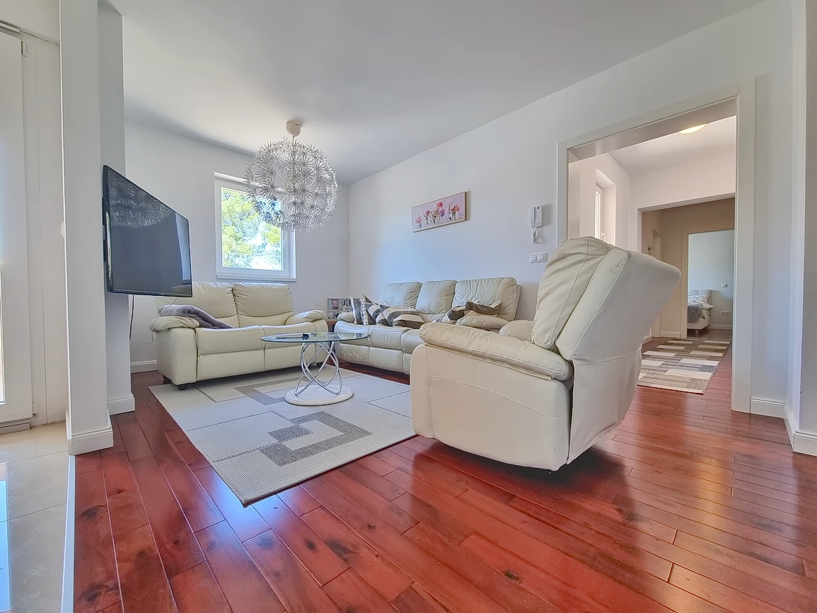 Malinska, prostoren apartma v 1. nadstropju blizu morja!