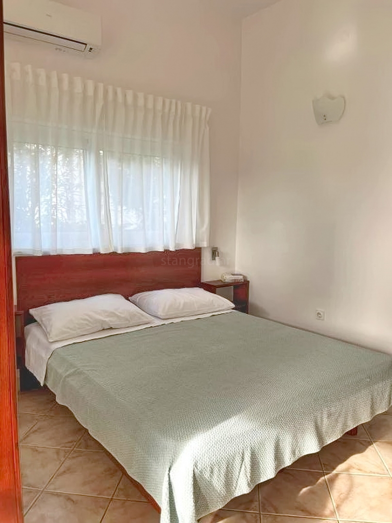 Okolica Krka, samostojna hiša s prostornim vrtom in razgledom!