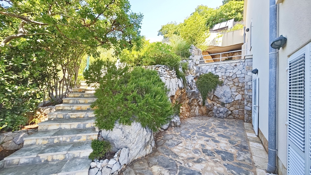 Območje Punta, ekskluzivna vila v pečini s panoramskim pogledom na morje!