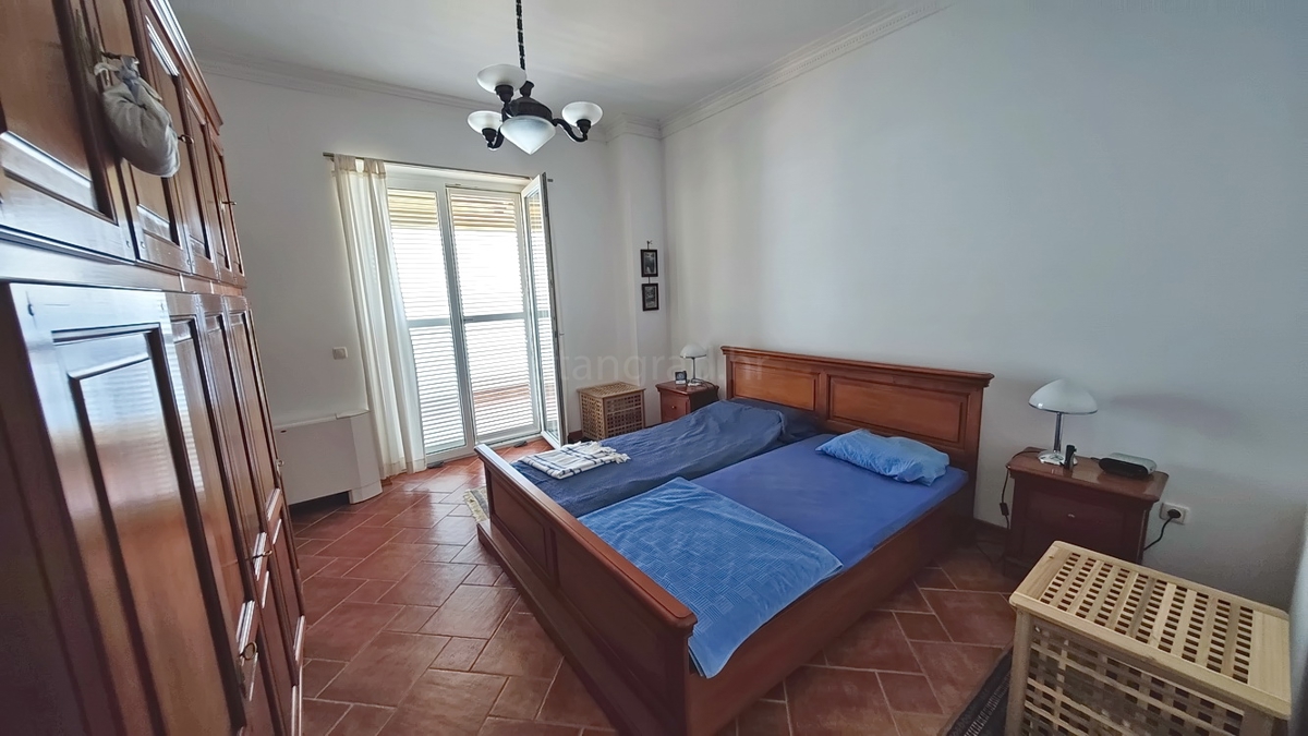 Območje Punta, ekskluzivna vila v pečini s panoramskim pogledom na morje!
