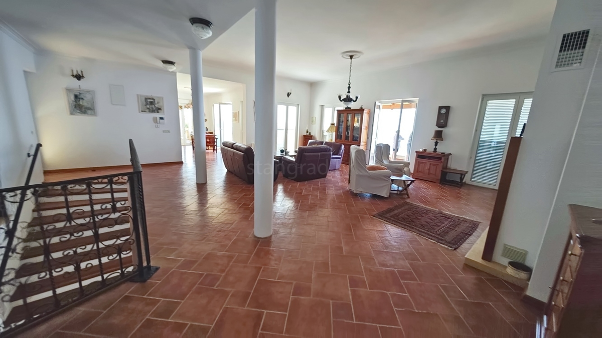 Območje Punta, ekskluzivna vila v pečini s panoramskim pogledom na morje!