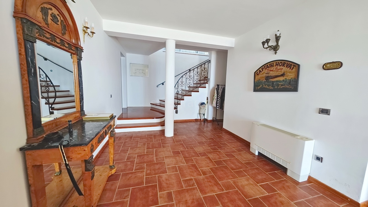 Območje Punta, ekskluzivna vila v pečini s panoramskim pogledom na morje!