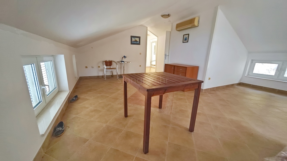 Območje Punta, ekskluzivna vila v pečini s panoramskim pogledom na morje!