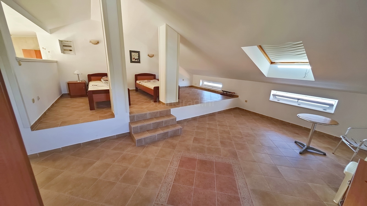 Območje Punta, ekskluzivna vila v pečini s panoramskim pogledom na morje!
