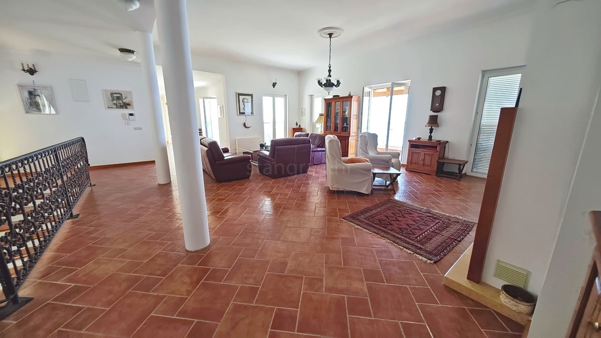 Območje Punta, ekskluzivna vila v pečini s panoramskim pogledom na morje!