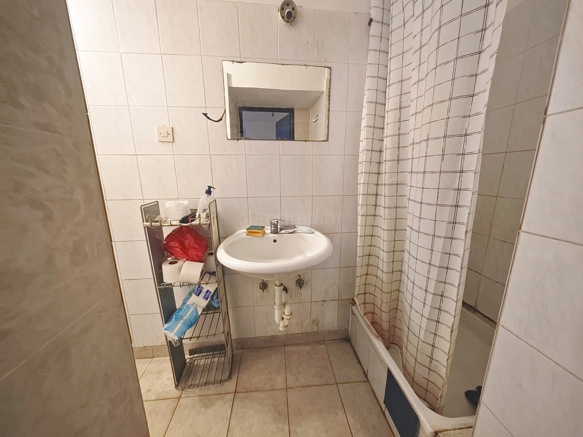 Omišalj, pritličje hiše in klet na odlični lokaciji!