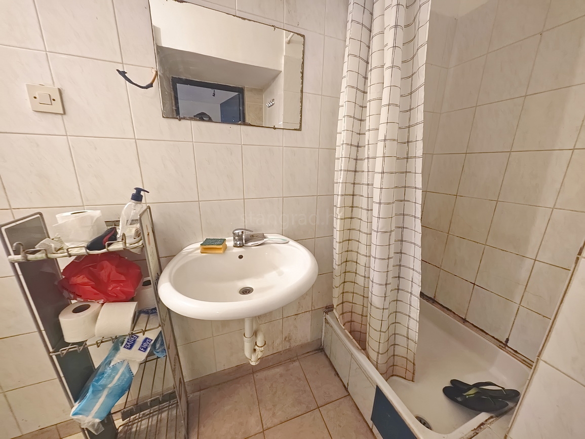Omišalj, pritličje hiše in klet na odlični lokaciji!