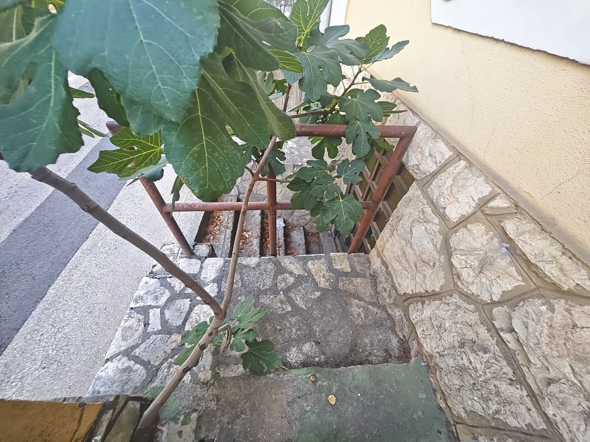 Omišalj, pritličje hiše in klet na odlični lokaciji!