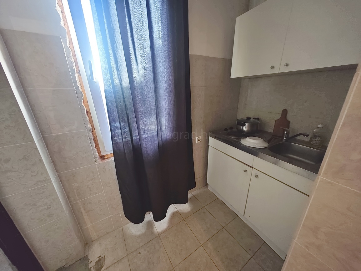 Omišalj, pritličje hiše in klet na odlični lokaciji!