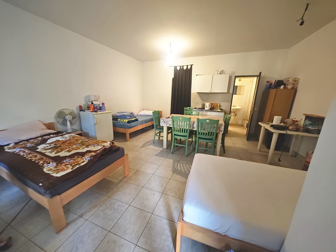 Omišalj, pritličje hiše in klet na odlični lokaciji!