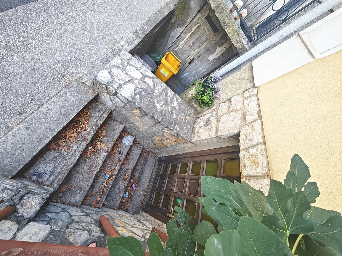 Omišalj, pritličje hiše in klet na odlični lokaciji!