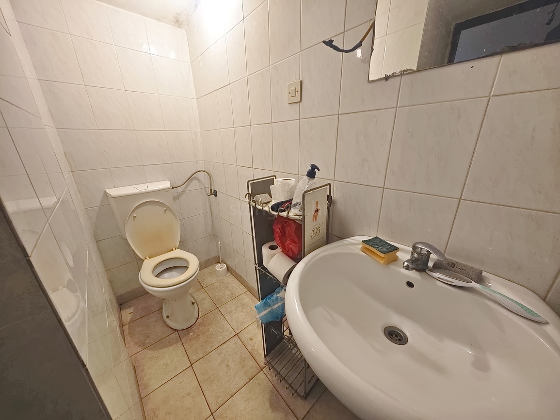 Omišalj, pritličje hiše in klet na odlični lokaciji!