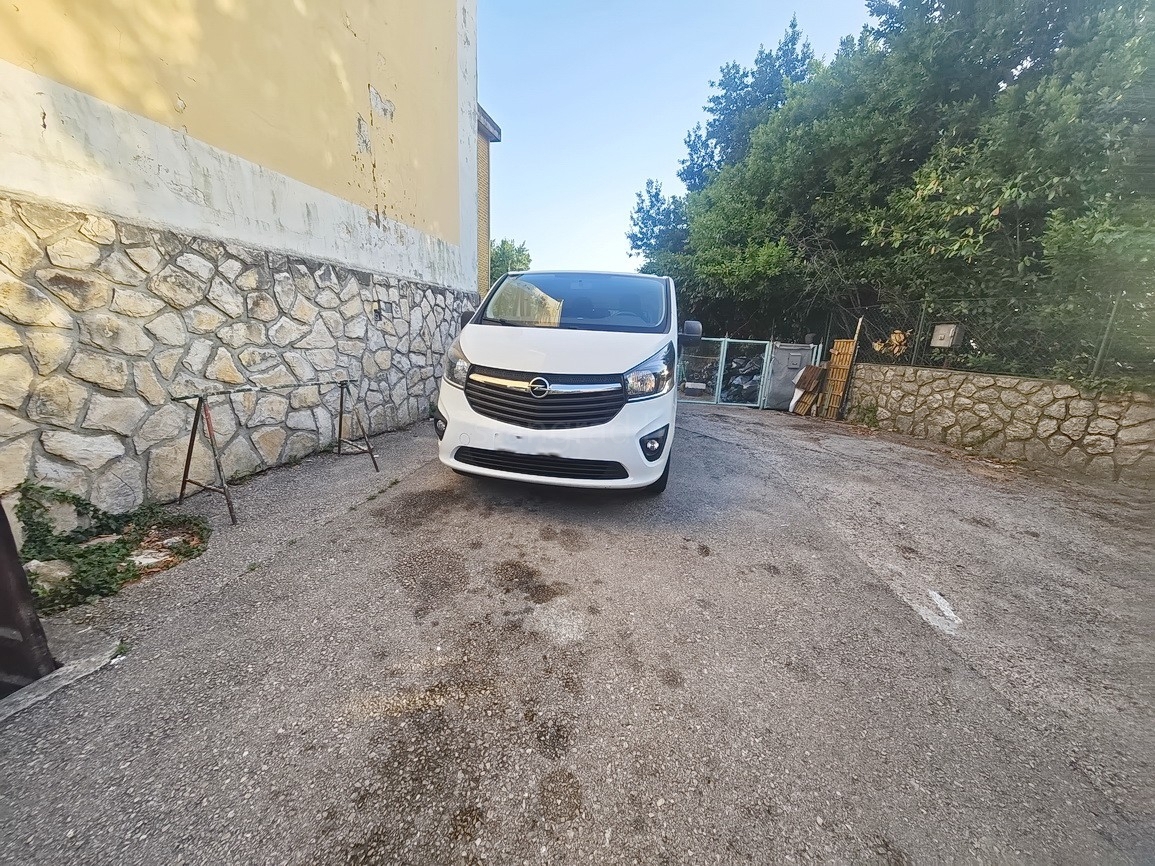 Omišalj, pritličje hiše in klet na odlični lokaciji!