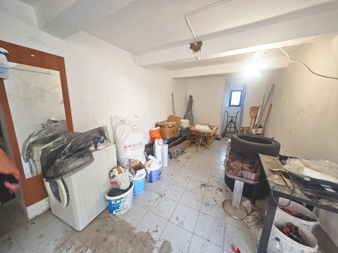 Omišalj, pritličje hiše in klet na odlični lokaciji!