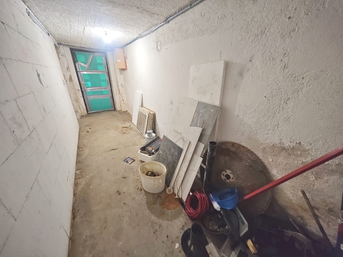 Omišalj, pritličje hiše in klet na odlični lokaciji!