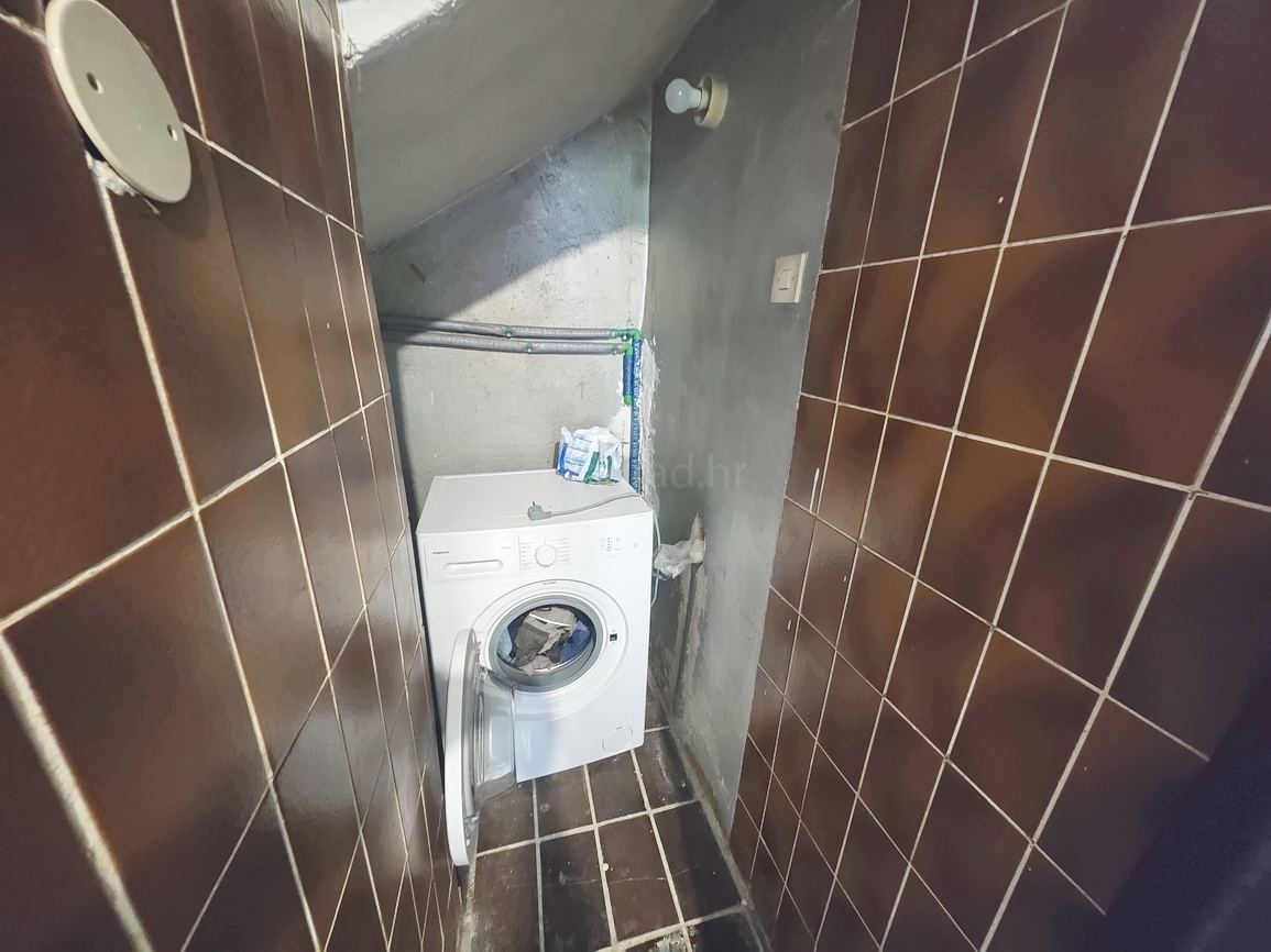 Omišalj, pritličje hiše in klet na odlični lokaciji!