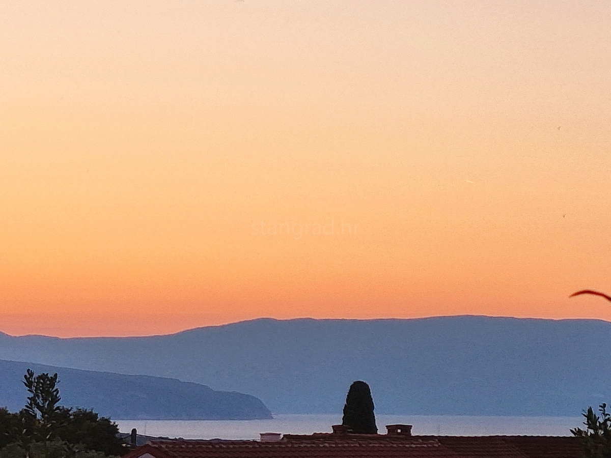 Malinska, prostorno gradbeno zemljišče na mirni lokaciji!