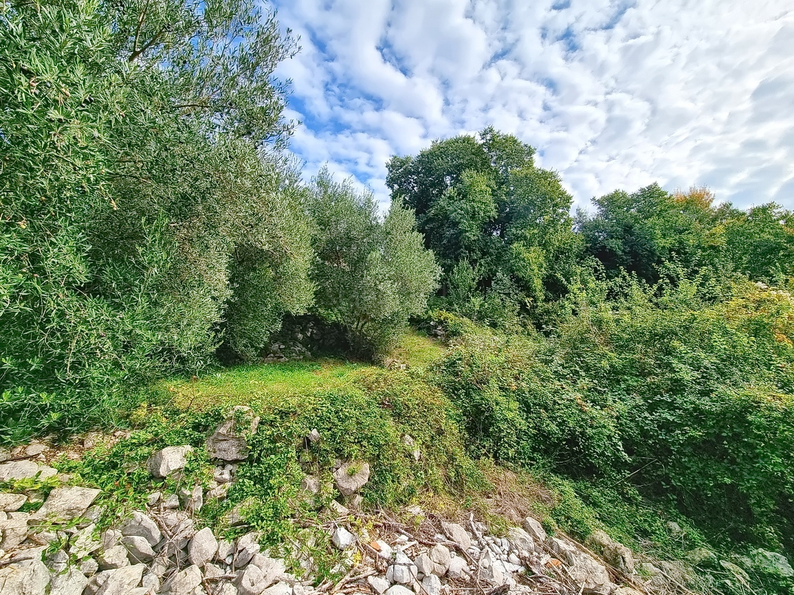 Malinska, prostorno gradbeno zemljišče na mirni lokaciji!