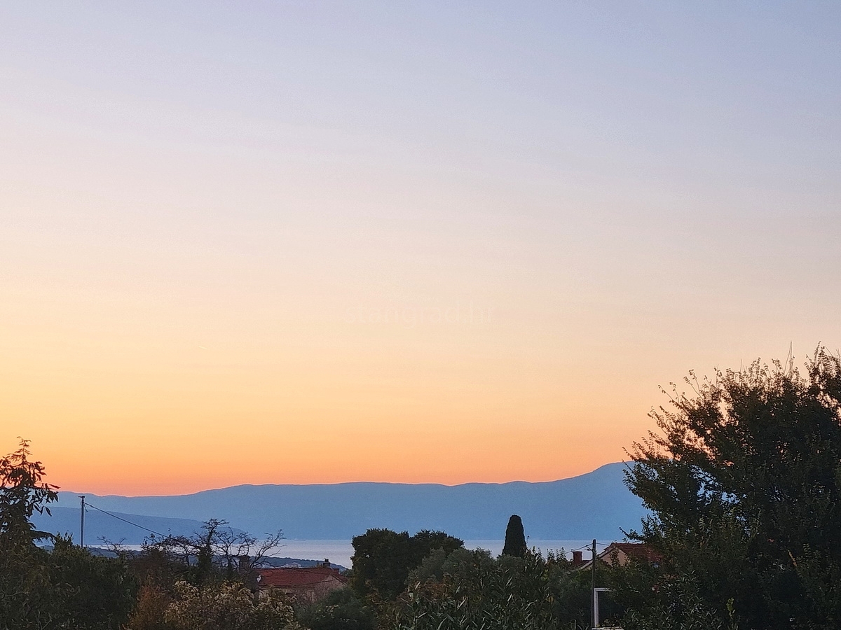 Malinska, prostorno gradbeno zemljišče na mirni lokaciji!