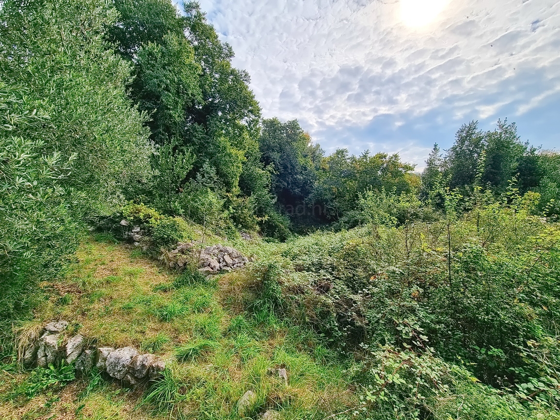 Malinska, prostorno gradbeno zemljišče na mirni lokaciji!