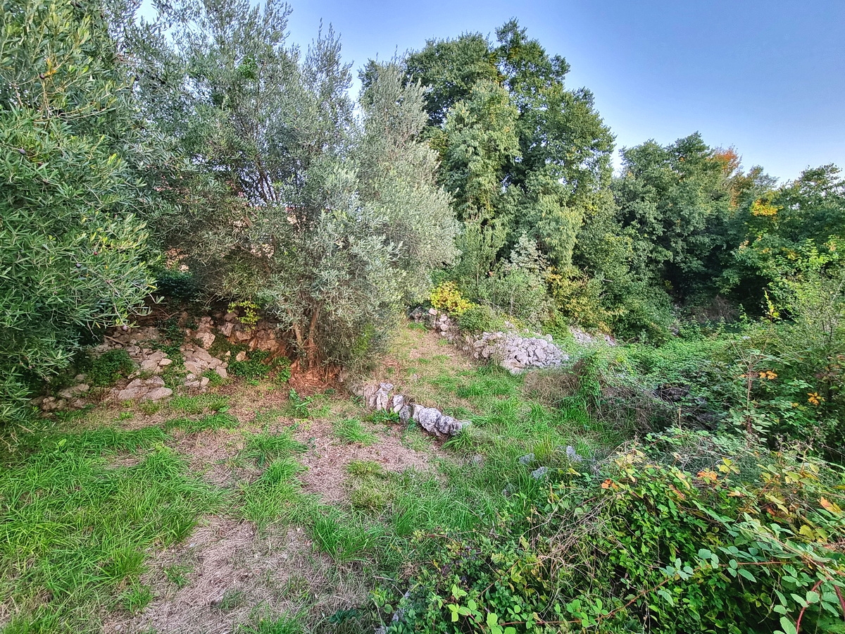 Malinska, prostorno gradbeno zemljišče na mirni lokaciji!