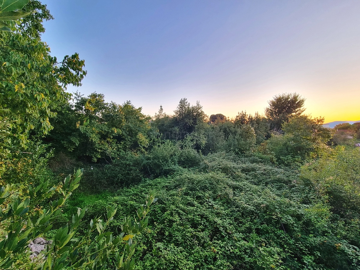 Malinska, prostorno gradbeno zemljišče na mirni lokaciji!