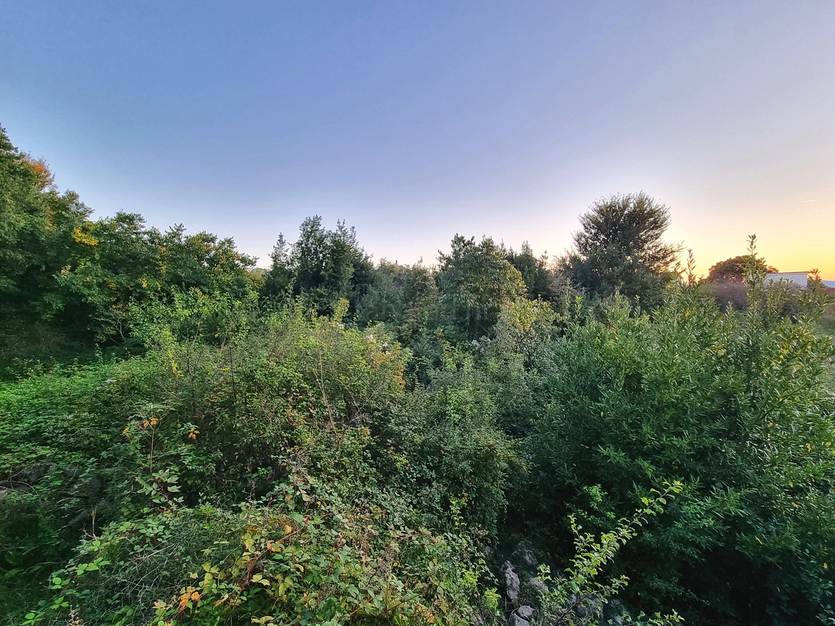 Malinska, prostorno gradbeno zemljišče na mirni lokaciji!