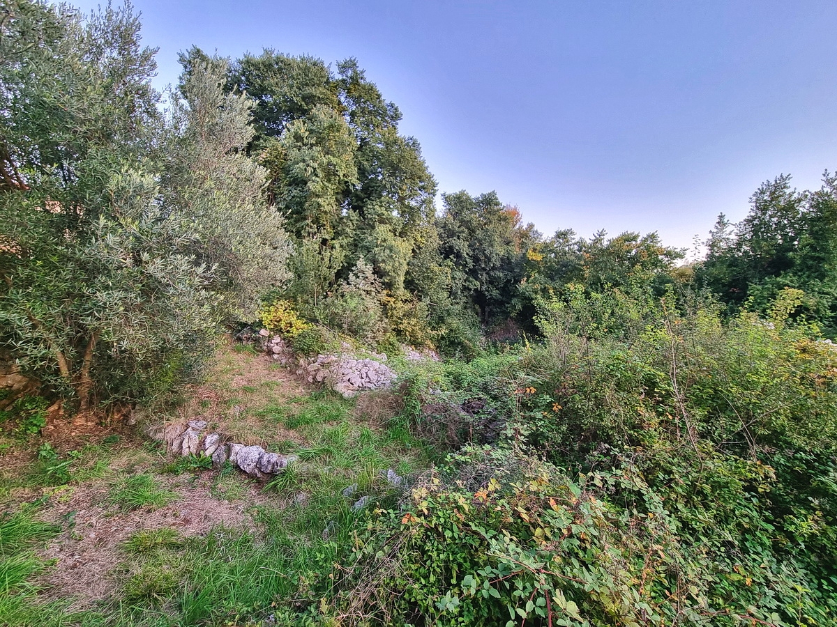 Malinska, prostorno gradbeno zemljišče na mirni lokaciji!