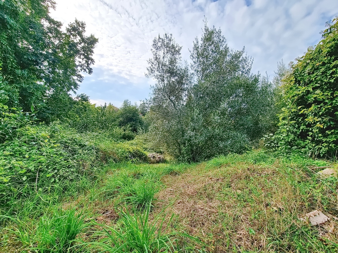 Malinska, prostorno gradbeno zemljišče na mirni lokaciji!