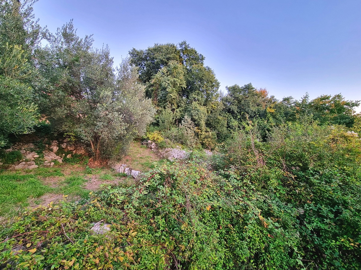 Malinska, prostorno gradbeno zemljišče na mirni lokaciji!